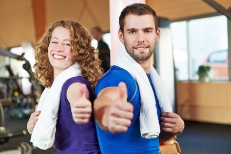 Does Training Together Benefit a Relationship? 2 man and woman workout partners